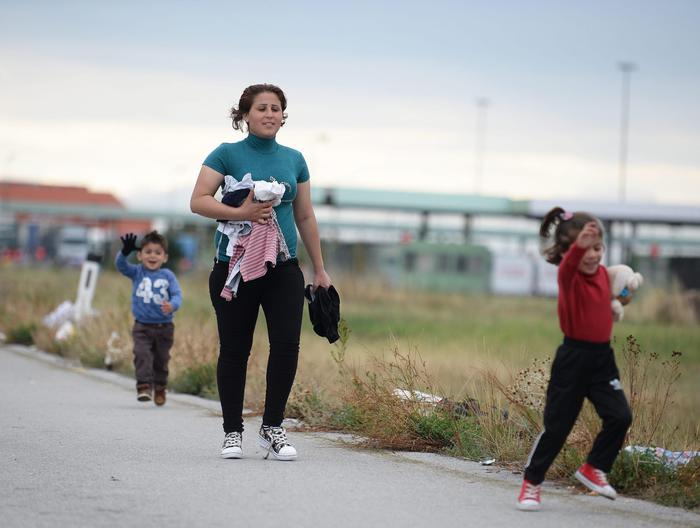 Migranti: gioia arrivo in Austria,accolti con cibo e bevande