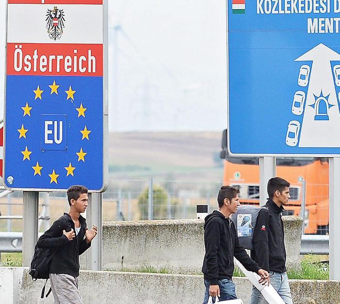 Migranti: gioia arrivo in Austria,accolti con cibo e bevande