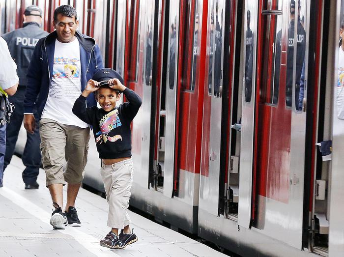 A Monaco tedeschi con abiti e giocattoli per migranti