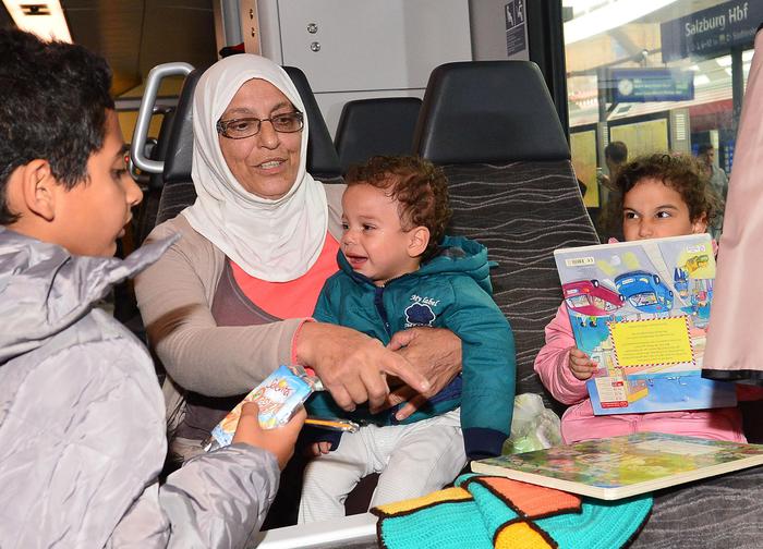 Migranti: treno con oltre 500 migranti arrivato a Monaco