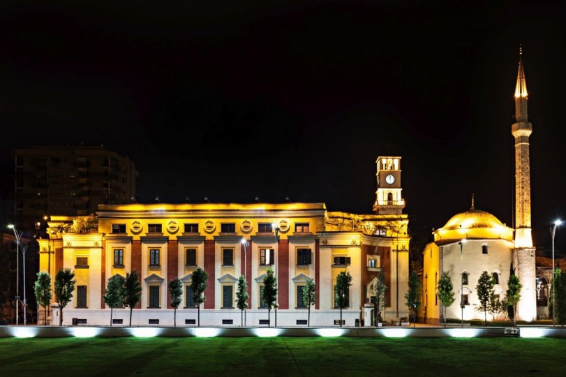 tirana_mit_glockenturmundmoschee