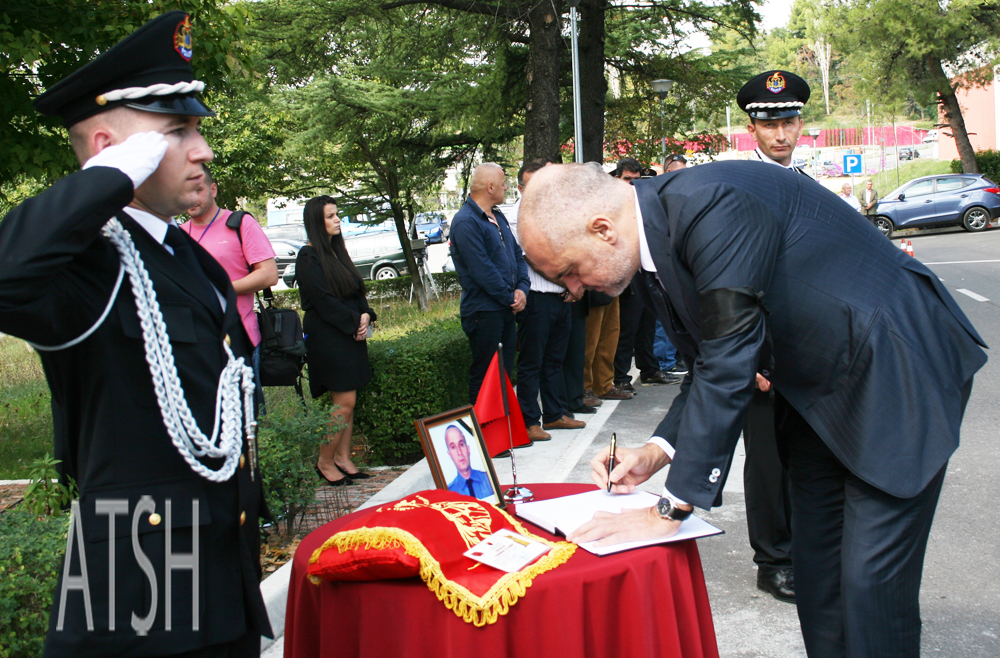 Kryeministri-Rama-ne-homazhe-3-Foto-Agim-Dobi.