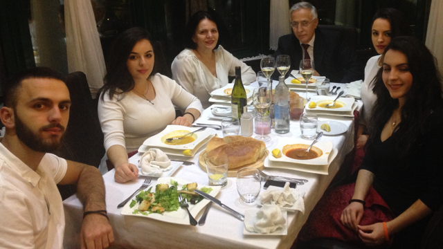 Jakup-Krasniqi-dhe-familja-e-tij-duke-festuar-24-vjetorin-e-marteses