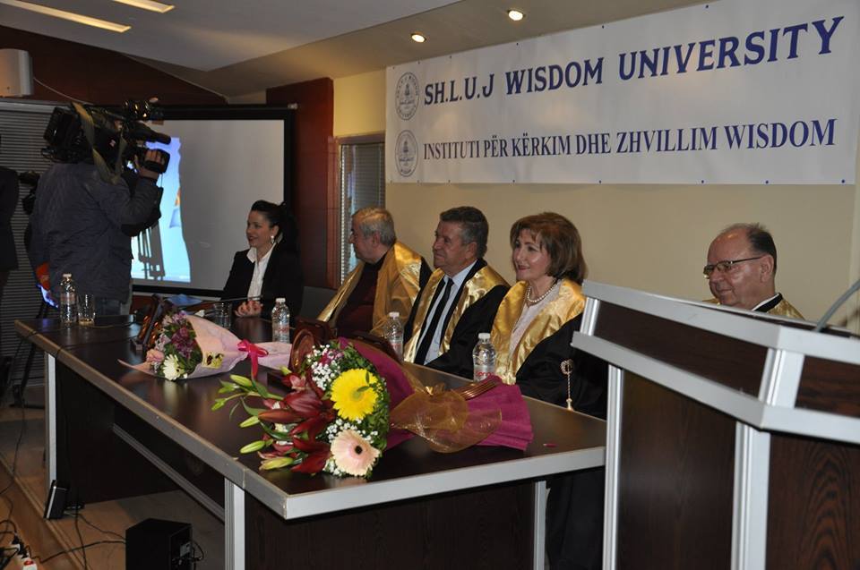 fatmira-laska-gjate-dekorimit