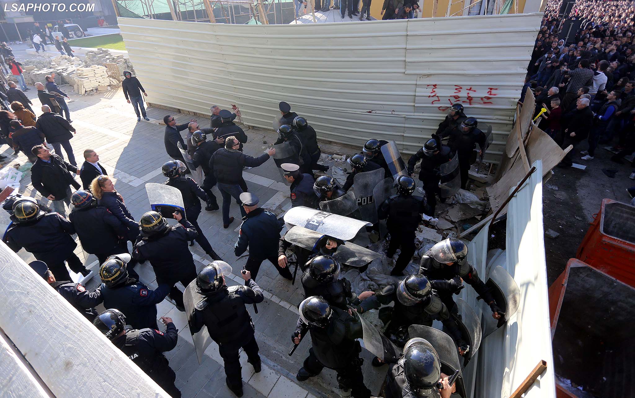 PROTESTUESIT TEK BUNKERI - /r/n/r/nPROTESTERS TRY TO DESTROY THE BUNKER -