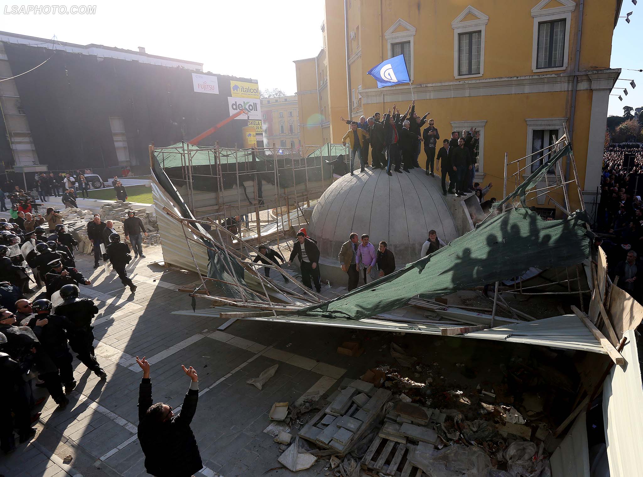 PROTESTUESIT TEK BUNKERI - /r/n/r/nPROTESTERS TRY TO DESTROY THE BUNKER -