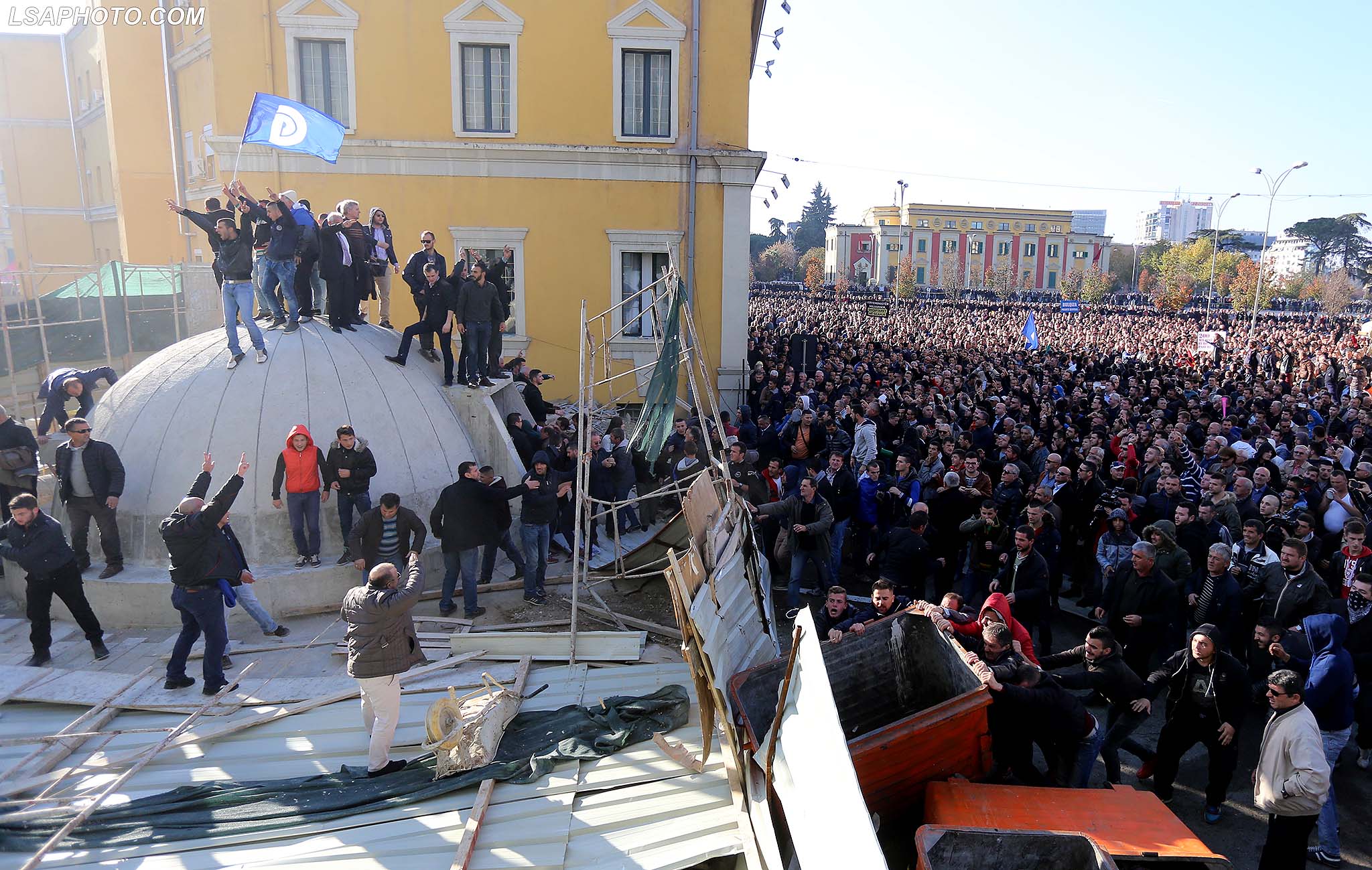 PROTESTUESIT TEK BUNKERI - /r/n/r/nPROTESTERS TRY TO DESTROY THE BUNKER -