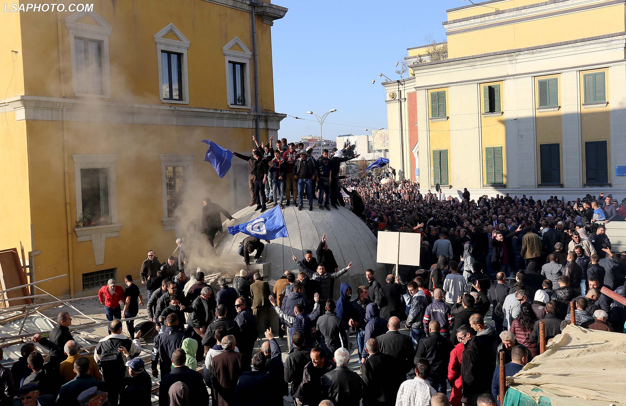 PROTESTUESIT TEK BUNKERI - /r/n/r/nPROTESTERS TRY TO DESTROY THE BUNKER -