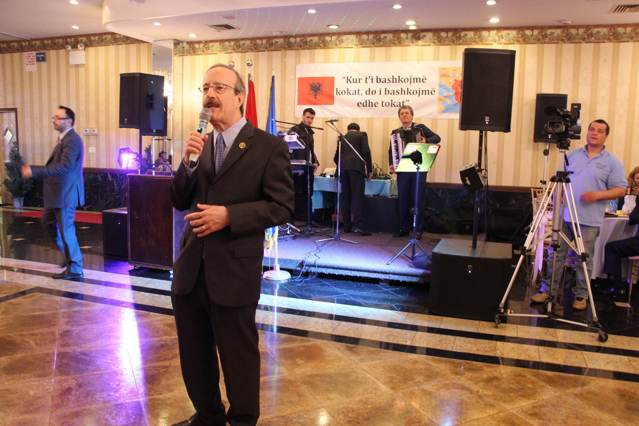 921380_909946282407820_6672861940338530790_o