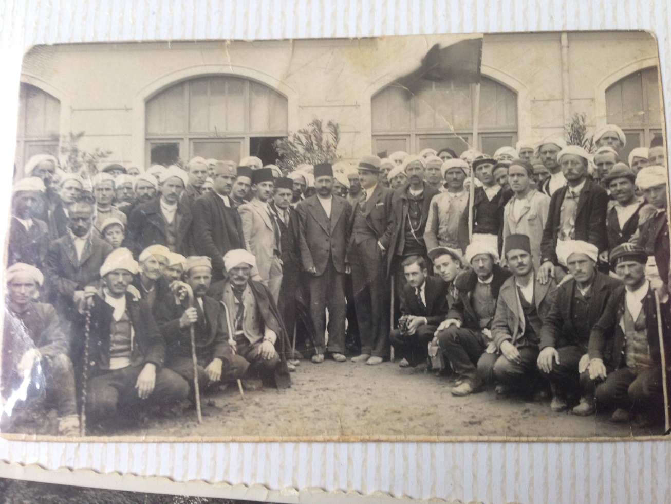 Në pjesën e parë të shekullit XX, të paktë ishin ata shqiptarë që kishin mundësi për të shkuar në haxhillëk. Asokohe, udhëtimi ka qenë tejet i gjatë dhe i mundimshëm dhe të jesh haxhi ishte respekt dhe nder i madh, tregon për Anadolu Agency (AA), Shemsi Ajvazi, nipi i haxhi Ajvazit, haxhiut të parë nga Llapi. ( Erkin Keçi - Anadolu Agency )