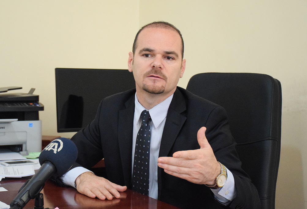 TIRANË (AA) - Regjimi komunist në Shqipëri, përveç mohimit të shumë të drejtave të njeriut, krijoi një sistem të gjerë të përndjekjes dhe burgosjes për të gjithë kundërshtarët politikë të regjimit. Kampet dhe burgjet të vendosura në qytete të ndryshme të Shqipërisë, u bënë vendet e vuajtjeve të shumëfishta për mijëra familje për vite me radhë gjatë 45 viteve të regjimit të ish-diktatorit Enver Hoxha. Vuajtjet dhe persekutimet për këtë kategori të shoqërisë shqiptare i lanë gjurmët në 23 burgjet dhe 48 kampet e përqendrimit të shtrira në të gjithë Shqipërinë. Në foto, Bilal Kola, drejtor i Institutit të Integrimit të ish-të Përndjekurve Politikë (IIPP). ( Olsi Shehu - Anadolu Agency )