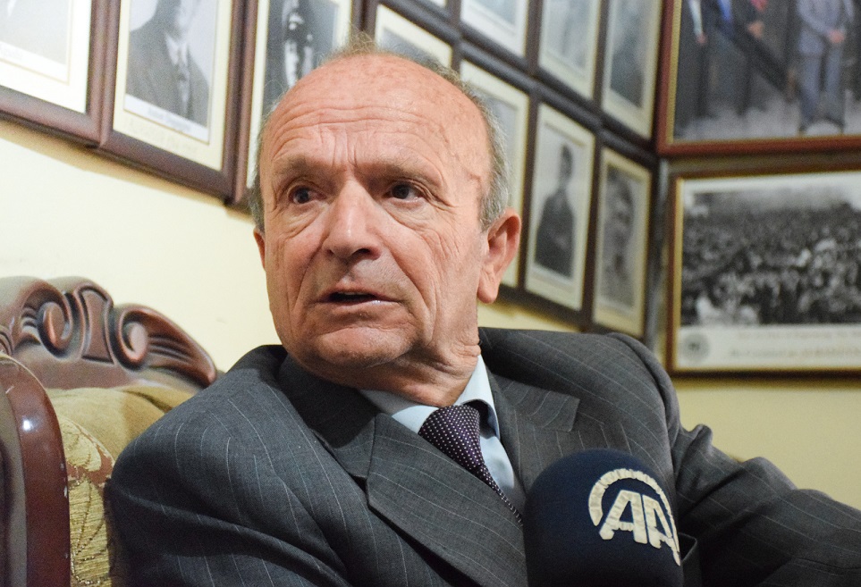 TIRANË (AA) - Regjimi komunist në Shqipëri, përveç mohimit të shumë të drejtave të njeriut, krijoi një sistem të gjerë të përndjekjes dhe burgosjes për të gjithë kundërshtarët politikë të regjimit. Kampet dhe burgjet të vendosura në qytete të ndryshme të Shqipërisë, u bënë vendet e vuajtjeve të shumëfishta për mijëra familje për vite me radhë gjatë 45 viteve të regjimit të ish-diktatorit Enver Hoxha. Vuajtjet dhe persekutimet për këtë kategori të shoqërisë shqiptare i lanë gjurmët në 23 burgjet dhe 48 kampet e përqendrimit të shtrira në të gjithë Shqipërinë.    ( Olsi Shehu - Anadolu Agency )