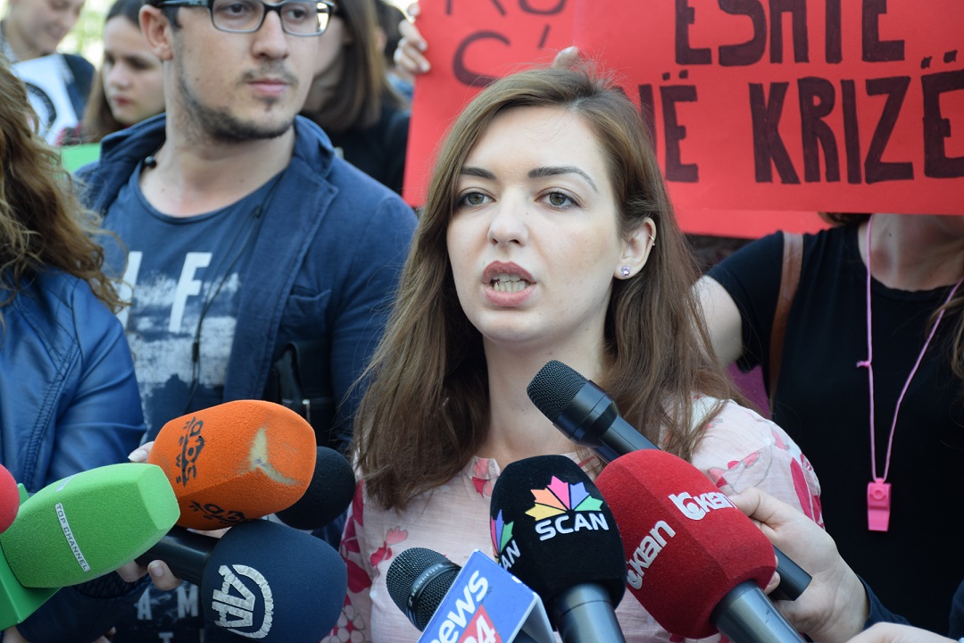 TIRANË (AA) – Në ditën kur po zhvillohen zgjedhjet për organet drejtuese në universitetet publike shqiptare, një grup studentësh kanë protestuar në Tiranë, në shenjë bojkoti për këto zgjedhje, si dhe për të kundërshtuar ligjin e arsimit të lartë i miratuar vitin që kaloi. Studentët protestues nën organizimin e lëvizjes “Për Universitetin” janë mbledhur në sheshin “Nënë Tereza”, pranë korpusit qendror të Universitetit të Tiranës, ku ndodhen edhe zyrat e rektoratit të këtij universiteti. Në foto, duke folur përfaqësuesja e lëvizjes “Për Universitetin”, Liri Kuçi.  ( Olsi Shehu - Anadolu Agency )