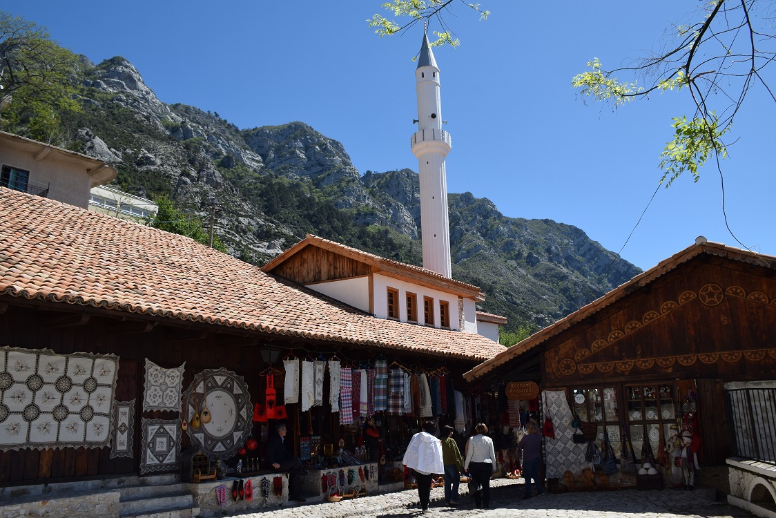 Zona turistike Pazari i Krujës është cilësuar monument kulture i kategorisë së parë nga Instituti i Monumenteve të Kulturës së Shqipërisë dhe është një nga destinacionet turistike më të vizituara në vend në çdo stinë të vitit. Në këtë zonë turistike janë të vendosur tregtarë dhe artizanë që ofrojnë për turistët dhe vizitorët artikuj e sende të ndryshme, duke filluar nga enët e bakrit, qilimat, veshjet me motive kombëtare, qeleshet, aksesorë të ndryshëm me motive kombëtare, suvneire, etj.   ( Malik Hasa - Anadolu Agency )
