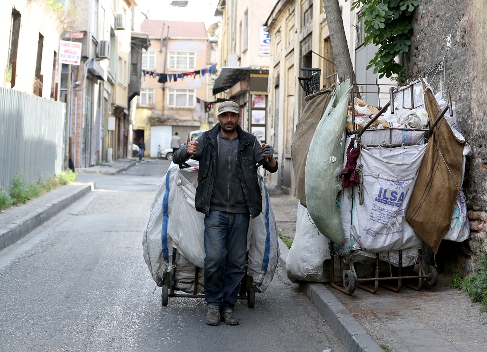 Nadir Ibrahim, 44-vjeçari që i flet pesë gjuhë, i cili iku nga Siria për t’u strehuar në Turqi, vazhdon të mbijetojë duke mbledhur letra pasi mashtruesit i vodhën një sasi të madhe të parave. ( İslam Yakut - Anadolu Agency )
