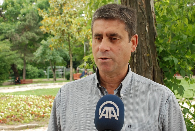 Sot në Francë fillon Kampionati Evropian i Futbollit (EURO 2016) dhe do të vazhdojë deri më 10 korrik. Kosova, anëtarja e re e UEFA-s dhe FIFA-s edhe pse nuk do të marrë pjesë në këtë kampionat, do të përfaqësohet përmes futbollistëve të shumtë kosovarë të cilët luajnë në kombëtare të shteteve të ndryshme. Foto: Arbnor Morina analist i sportit dhe trajner  ( Erkin Keçi - Anadolu Agency )