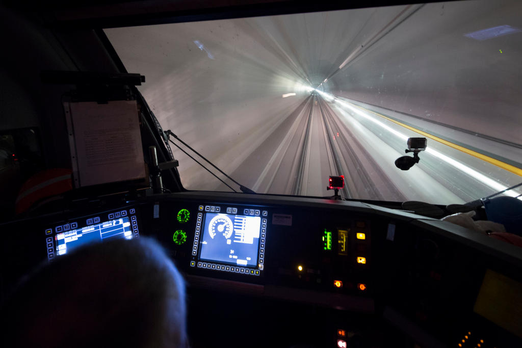 Test ride of the Swiss Federal Railways through the west tube of the Gotthard Base Tunnel from Biasca, in the Canton of Ticino, to Erstfeld, in the Canton of Uri, by train operator Hans Blaser, on October 31, 2015. The Gotthard Base Tunnel consists of two 57-kilometres-long single-track tubes. It joins the north portal at Erstfeld to the south portal at Bodio. Construction of the New Rail Link through the Alps (NRLA) is creating a fast and efficient railway link. Passenger trains will be able traverse at maximum speeds of up to 250 kilometres per hour. (KEYSTONE/Gaetan Bally) Testfahrt der SBB durch die Westroehre des Gotthard Basistunnels von Biasca, Kanton Tessin, nach Erstfeld, Kanton Uri, durch Lokomotivfuehrer Hans Blaser am 30. Oktober 2015. Der Gotthard Basistunnel besteht aus zwei 57 km langen Einspurroehren. Er verbindet das Nordportal in Erstfeld mit dem Suedportal in Bodio. Mit dem Bau der neuen Eisenbahn-Alpentransversale (NEAT) entsteht eine schnelle und leistungsfaehige Bahnverbindung. Die neue Gotthardbahn ist eine Hochgeschwindigkeitsstrecke auf welcher Reisezuege mit Spitzengeschwindigkeiten bis zu 250 km/h werden verkehren koennen. (KEYSTONE/Gaetan Bally)