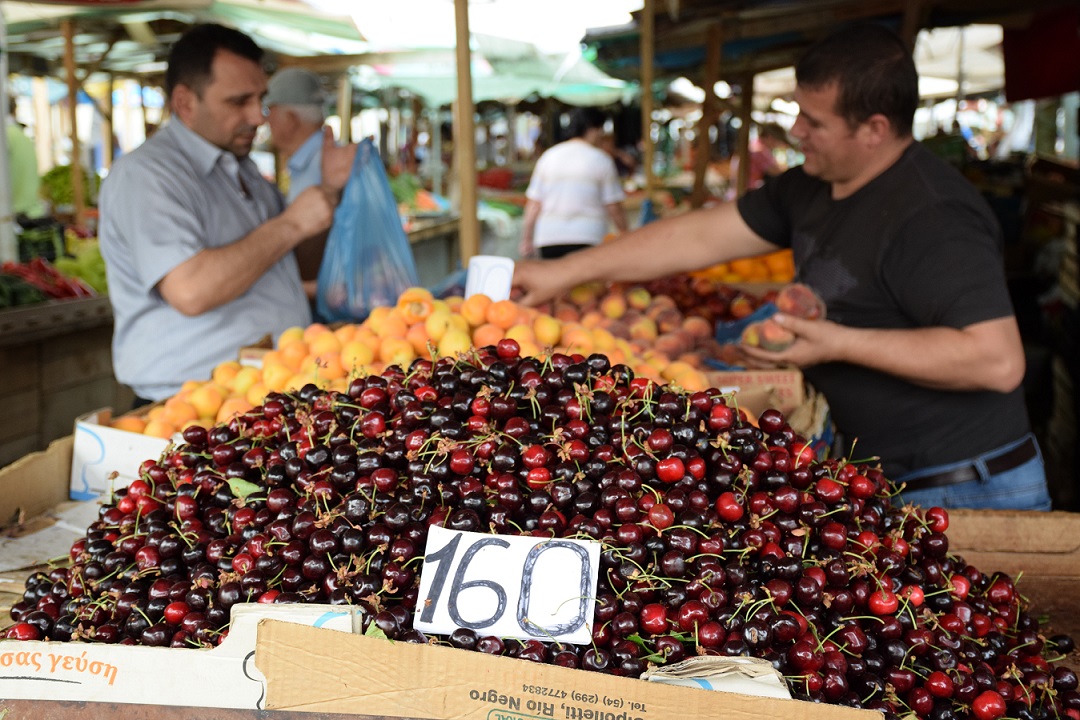 TIRANË (AA) - Disa ditë para fillimit të muajit të Ramazanit, besimtarët që agjërojnë, fillojnë përgatitjet , ku në mesin e tyre janë edhe blerjet e produkteve të ndryshme ushqimore. Tirana e cila ka edhe qendrat tregtare dhe numrin më të madh të dyqaneve ofron edhe shumëllojshmëri të produkteve. Gjatë muajit të Ramazanit shoqatat e ndryshme iu gjenden pranë besimtarëve duke i ndihmuar me ushqime, si dhe ofrimin e iftareve.  ( Olsi Shehu - Anadolu Agency )