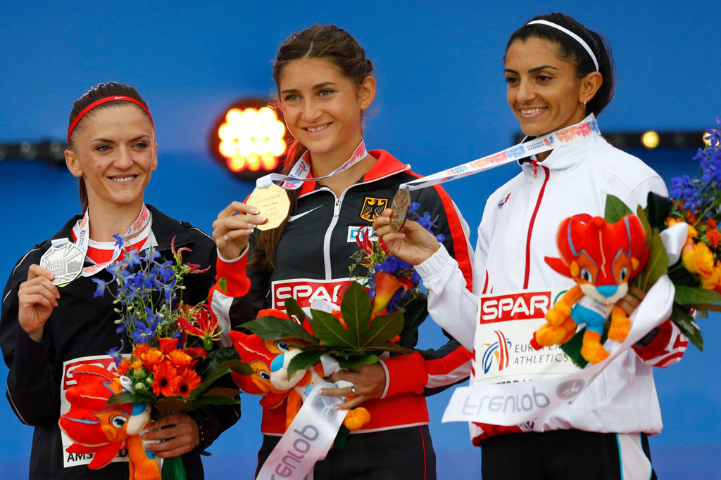 Luiza-Gega-duke-marre-medaljen