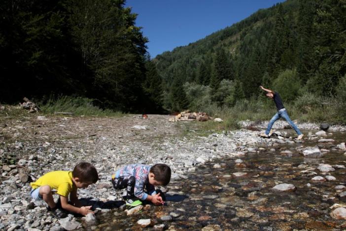 Children play in a river in the village of Haxhaj in Kosovo, near the border with Montenegro, August 28, 2016. REUTERS/Hazir Reka