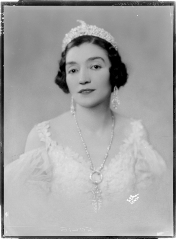 Porträt der Myzeyen, Prinzessin von Albanien mit Diadem