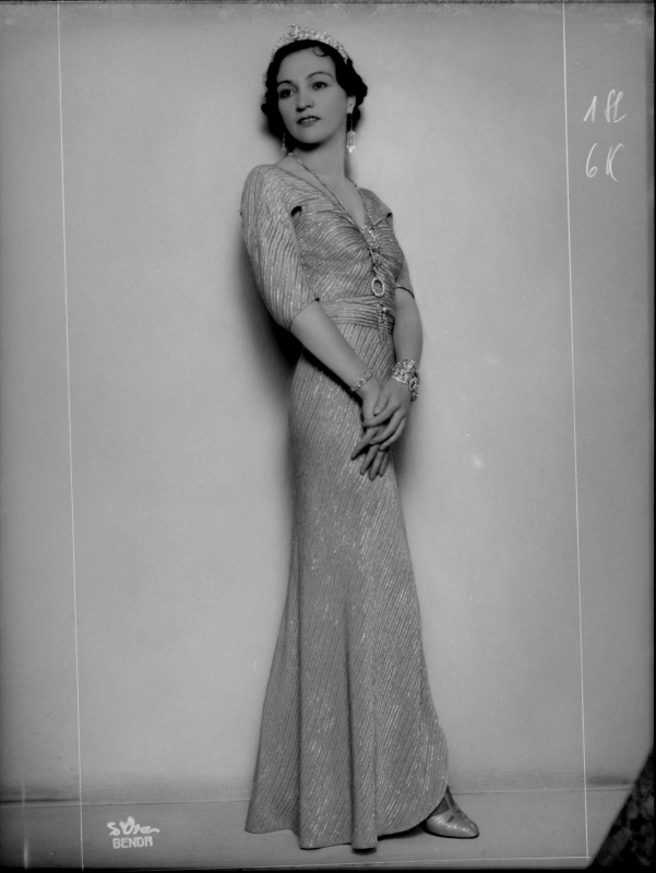 Ruhije, Prinzessin von Albanien in einem langen Kleid, mit Diadem