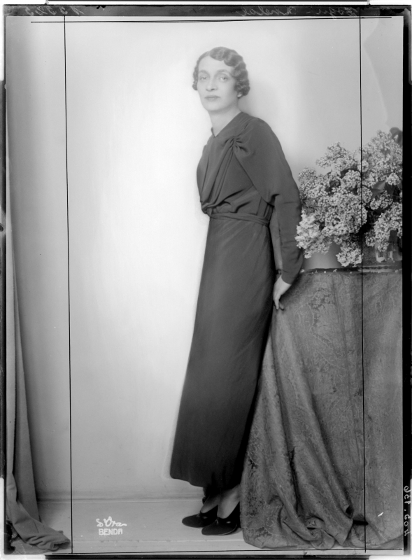 Ruhije, Prinzessin von Albanien in einem langen, dunklen Nachmittagskleid mit hoher Taille