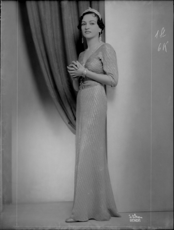 Ruhije, Prinzessin von Albanien in einem langen Kleid, mit Diadem