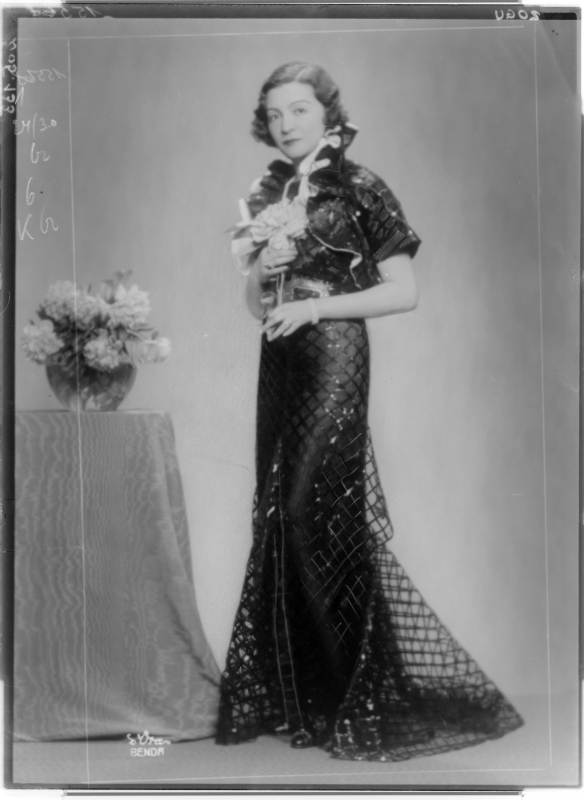 Senije, Prinzessin von Albanien in einem dunklen Abendkleid