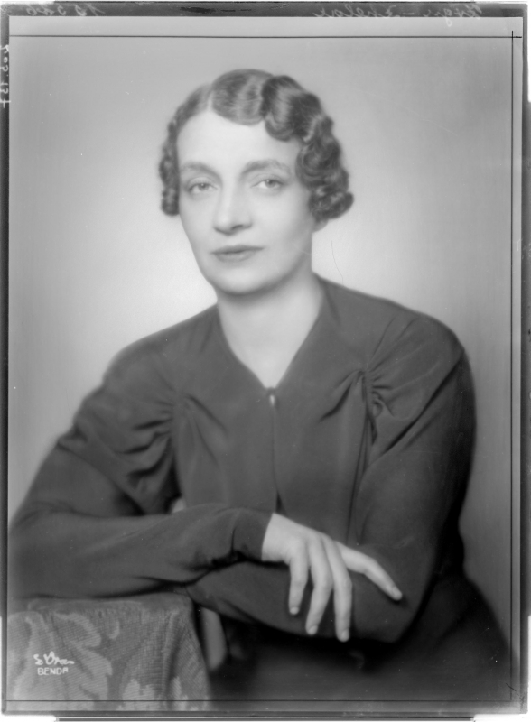 Ruhije, Prinzessin von Albanien in einem langärmigen Kleid