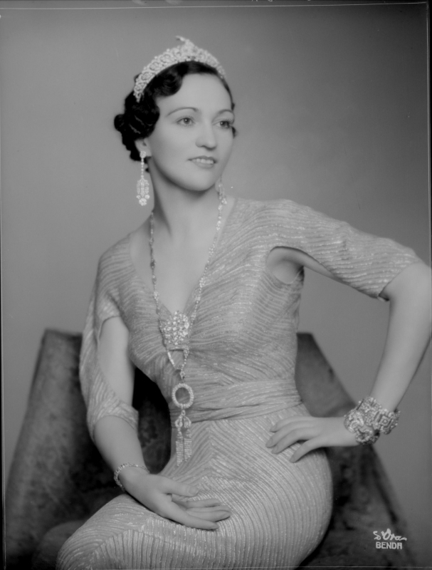 Ruhije, Prinzessin von Albanien in einem engen Abendkleid, mit Diadem