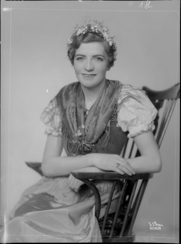 Maxhide, Prinzessin von Albanien in Dirndl