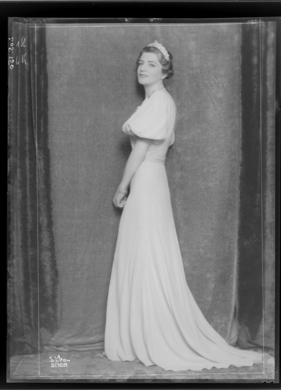 Maxhide, Prinzessin von Albanien in einem hellen Abendkleid mit Schleppe