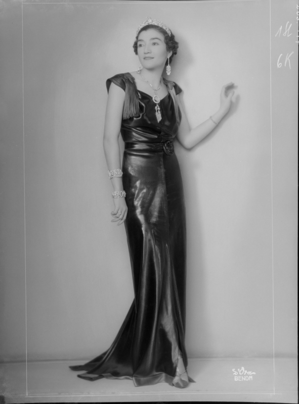 Myzeyen, Prinzessin von Albanien in einem eng anliegenden Abendkleid mit Schleppe, mit Diadem
