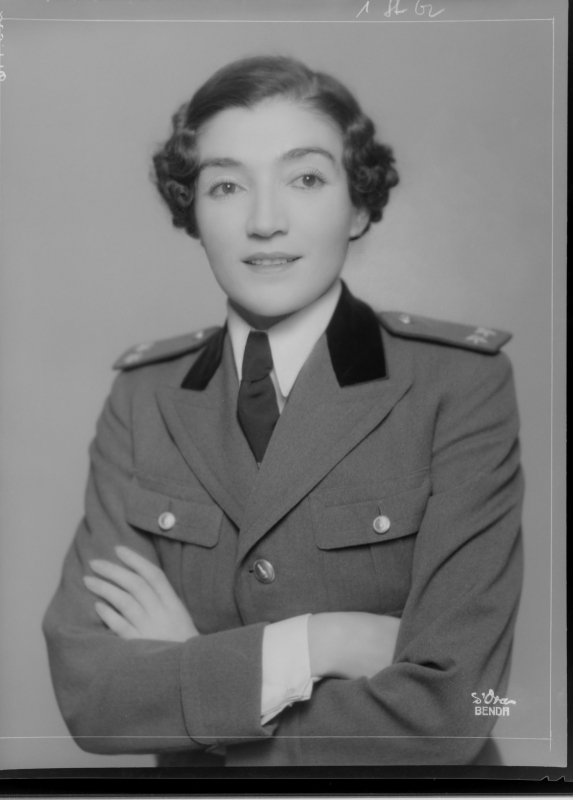Myzeyen, Prinzessin von Albanien in Militäruniform