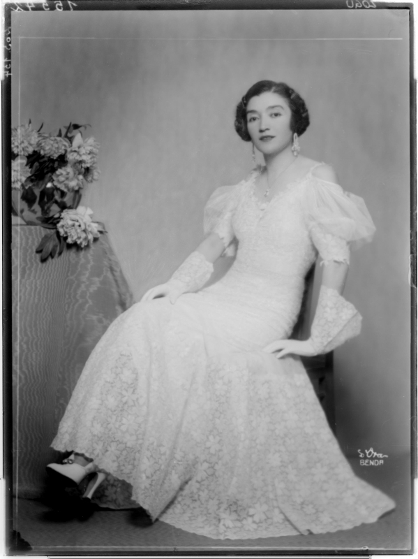 Myzeyen, Prinzessin von Albanien in einem weißen Abendkleid