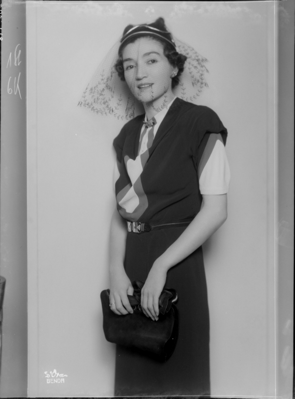 Myzeyen, Prinzessin von Albanien in einem Kostüm