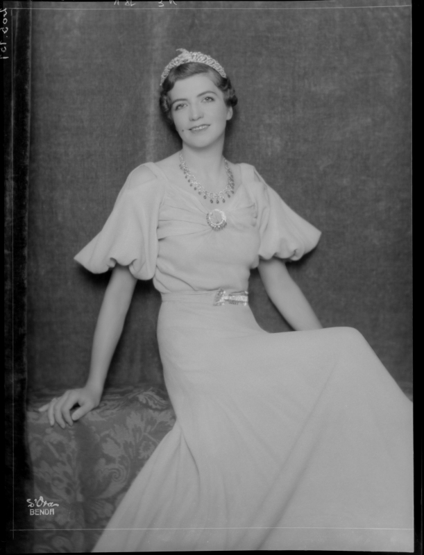 Maxhide, Prinzessin von Albanien in einem Abendkleid mit hoher Taille, mit Diadem