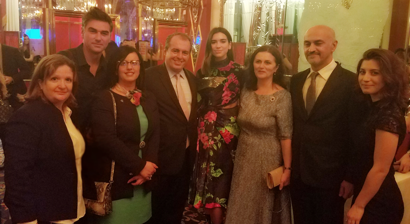 1-me-ambasad-dua-lipa